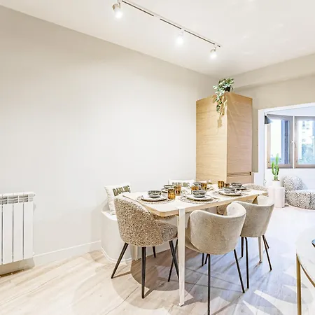 Modern Family With 3 Bedrooms And 2 Bathrooms For 6 People